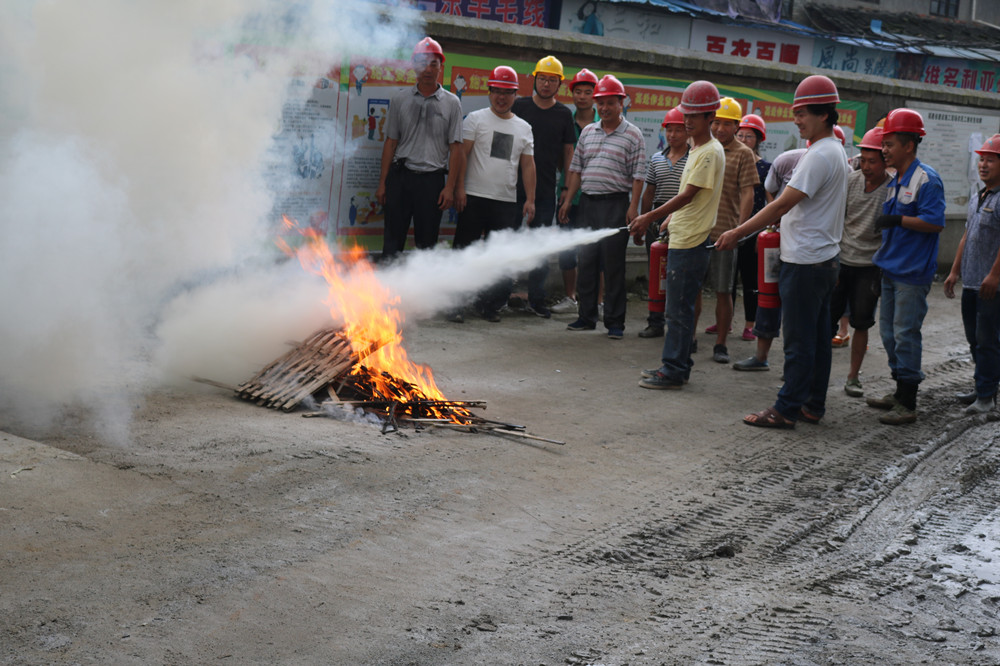 福建易順建筑工程有限公司“東升商城”工程2017年度《安全生產月》消防、救援應急演練