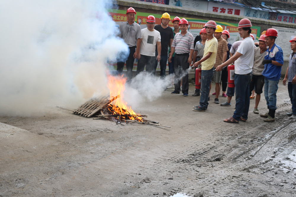 福建易順建筑工程有限公司“東升商城”工程2017年度《安全生產月》消防、救援應急演練