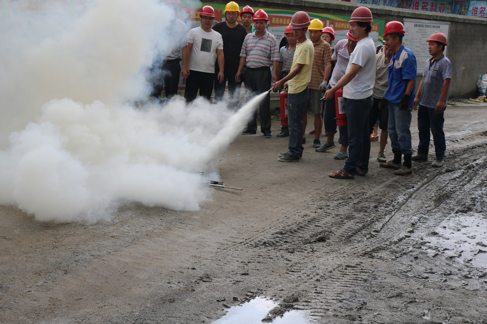 福建易順建筑工程有限公司“東升商城”工程2017年度《安全生產月》消防、救援應急演練