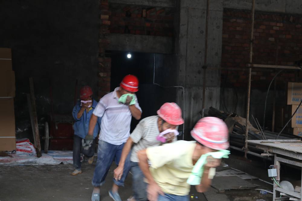 福建易順建筑工程有限公司“東升商城”工程2017年度《安全生產月》消防、救援應急演練