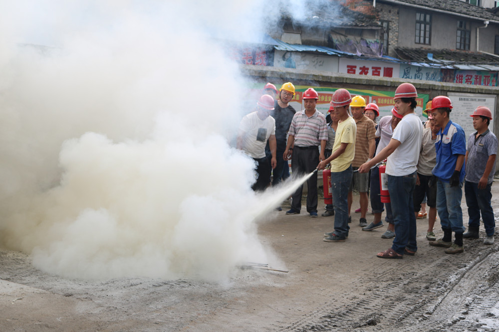 福建易順建筑工程有限公司“東升商城”工程2017年度《安全生產月》消防、救援應急演練