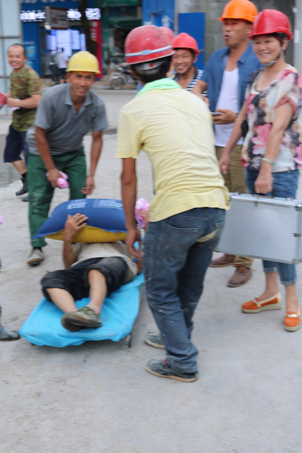 福建易順建筑工程有限公司“東升商城”工程2017年度《安全生產月》消防、救援應急演練