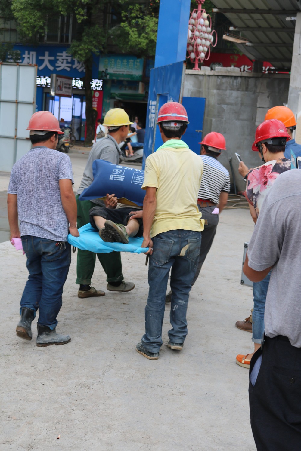 福建易順建筑工程有限公司“東升商城”工程2017年度《安全生產月》消防、救援應急演練