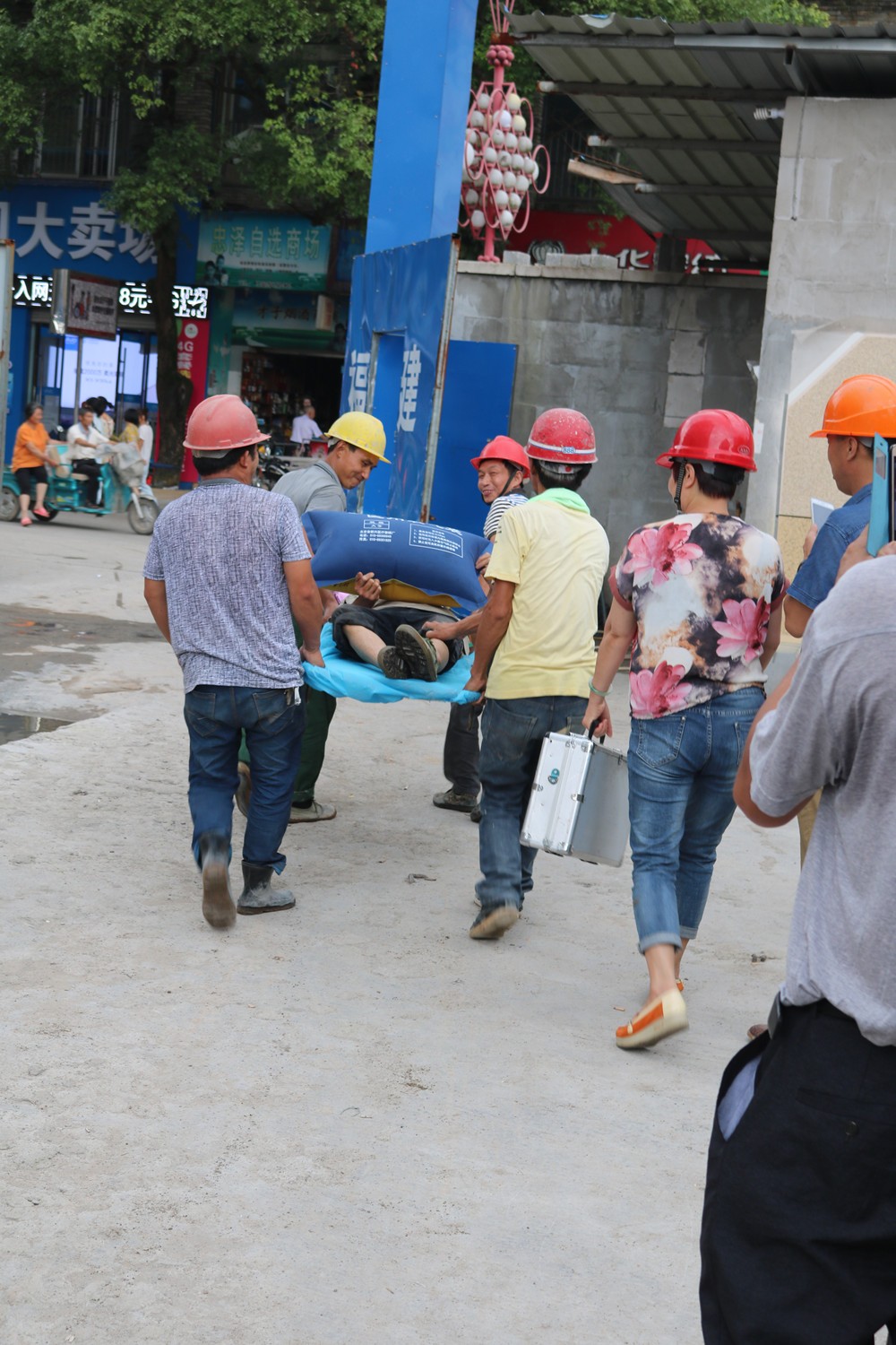 福建易順建筑工程有限公司“東升商城”工程2017年度《安全生產月》消防、救援應急演練