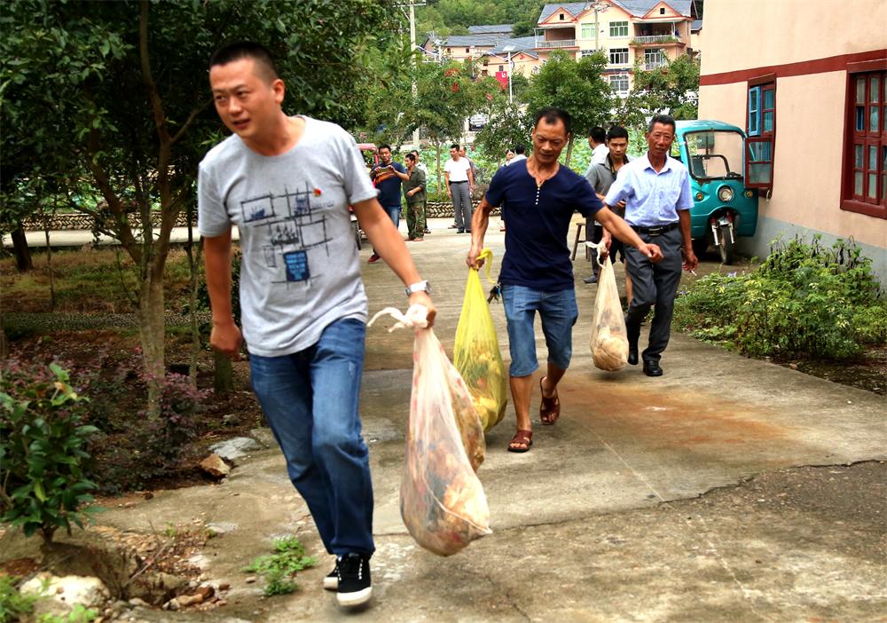 福建易順建筑工程有限公司“互動聯動、掛鉤幫扶”招沙甲村貧困戶捐贈儀式