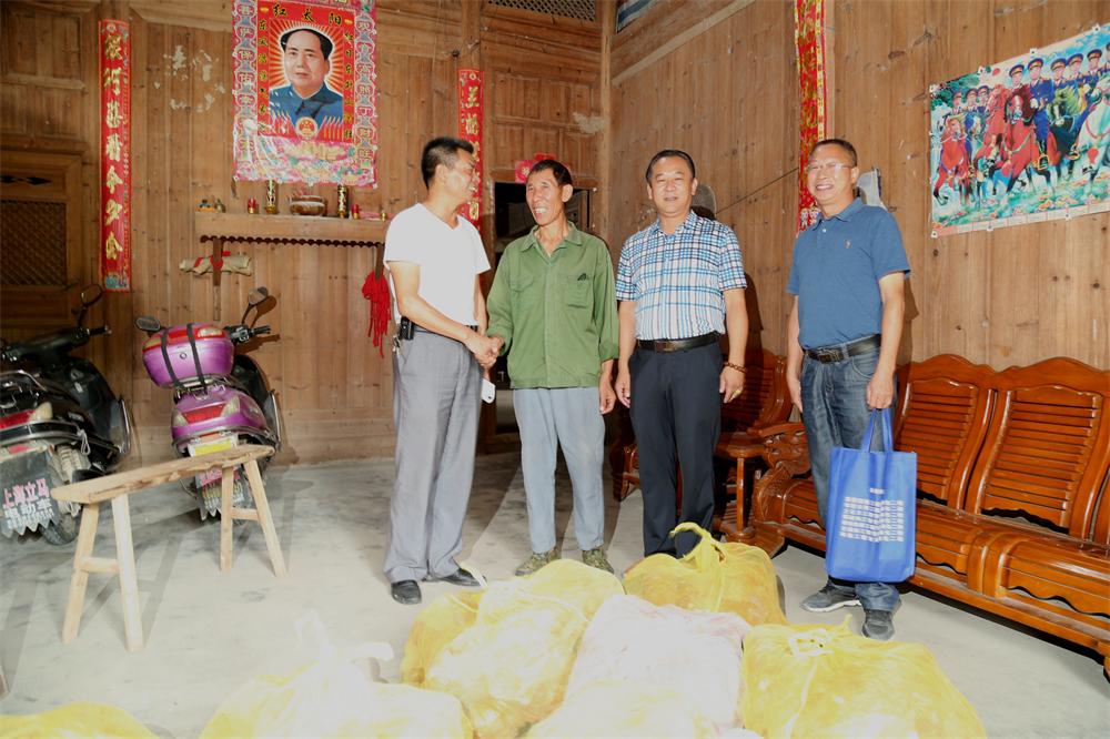 福建易順建筑工程有限公司“互動聯動、掛鉤幫扶”招沙甲村貧困戶捐贈儀式