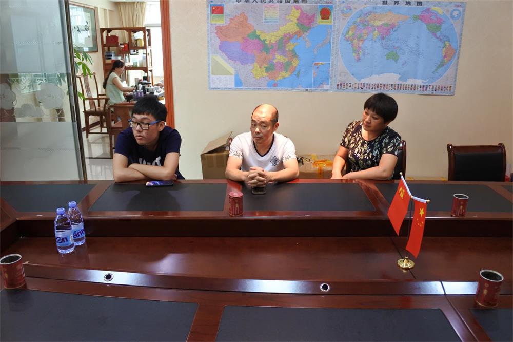 知識改變?nèi)说拿\，公司職工子女考上大學 單位頒發(fā)助學金