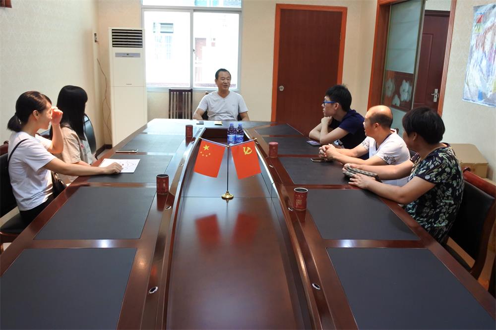 知識改變?nèi)说拿\，公司職工子女考上大學 單位頒發(fā)助學金