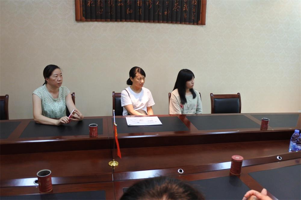 知識改變?nèi)说拿\，公司職工子女考上大學 單位頒發(fā)助學金