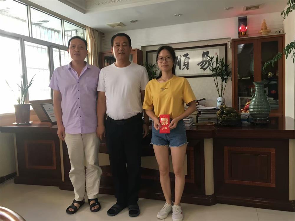 知識改變?nèi)说拿\，公司職工子女考上大學 單位頒發(fā)助學金