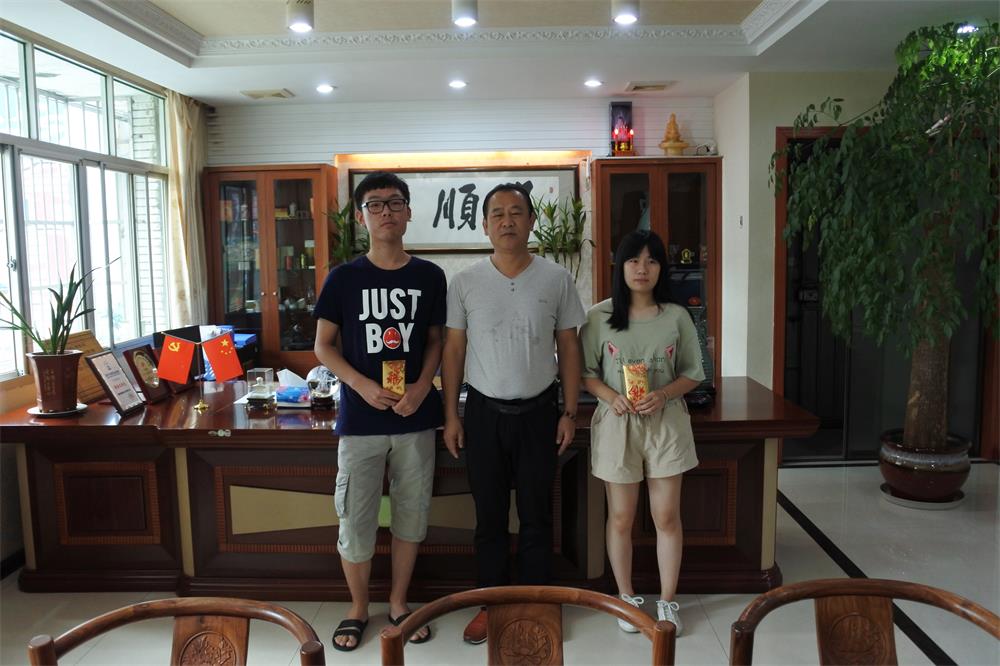 知識改變?nèi)说拿\，公司職工子女考上大學 單位頒發(fā)助學金