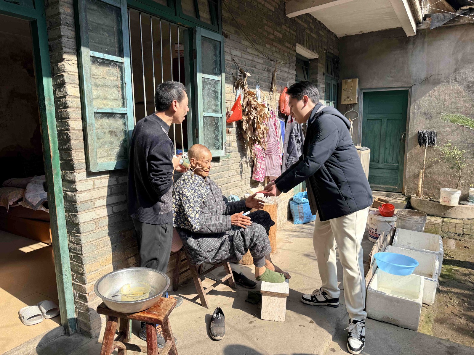 情暖寒冬，心系民生——易順建工集團(tuán)開展困難黨員及群眾慰問活動(dòng)