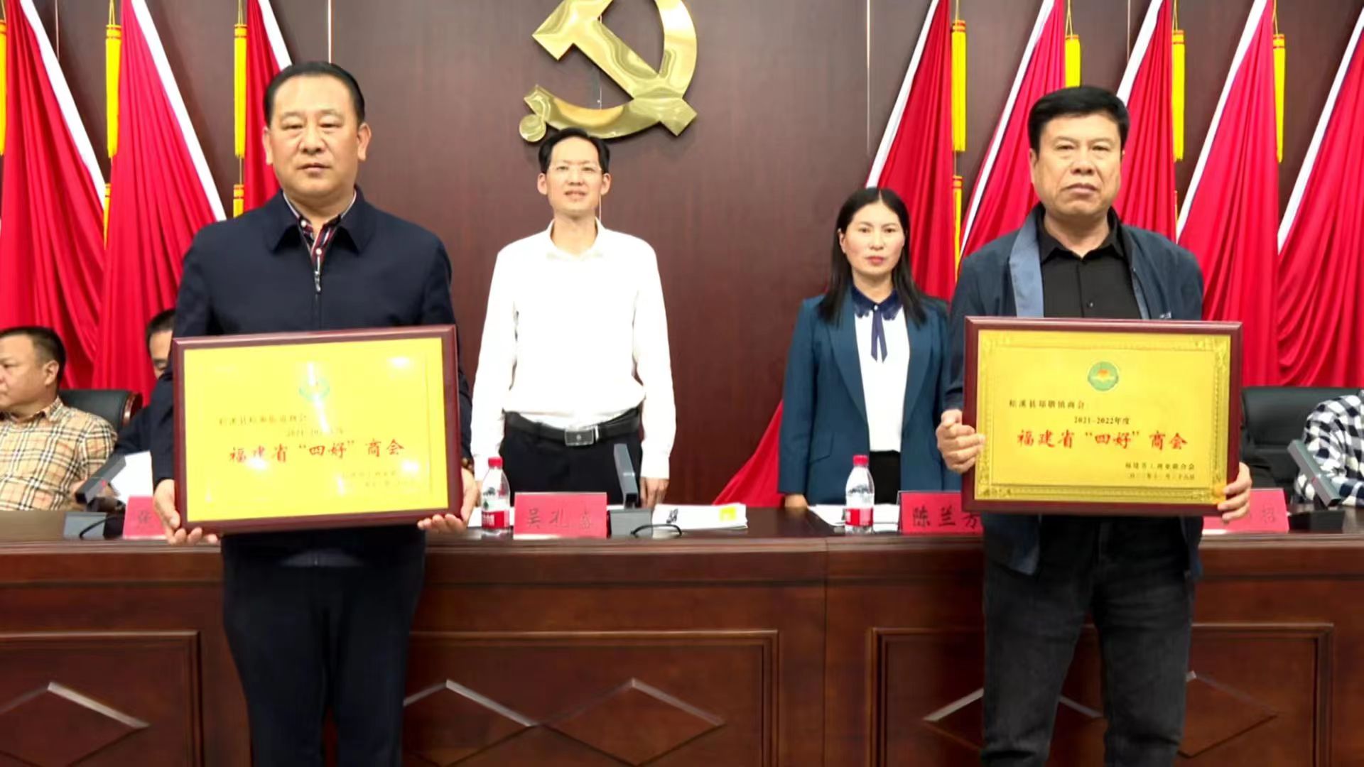易順建工集團(tuán)董事長李易順作為松溪街道商會(huì)代表領(lǐng)取2021-2022年度福建省“四好”商會(huì)榮譽(yù)獎(jiǎng)項(xiàng)。